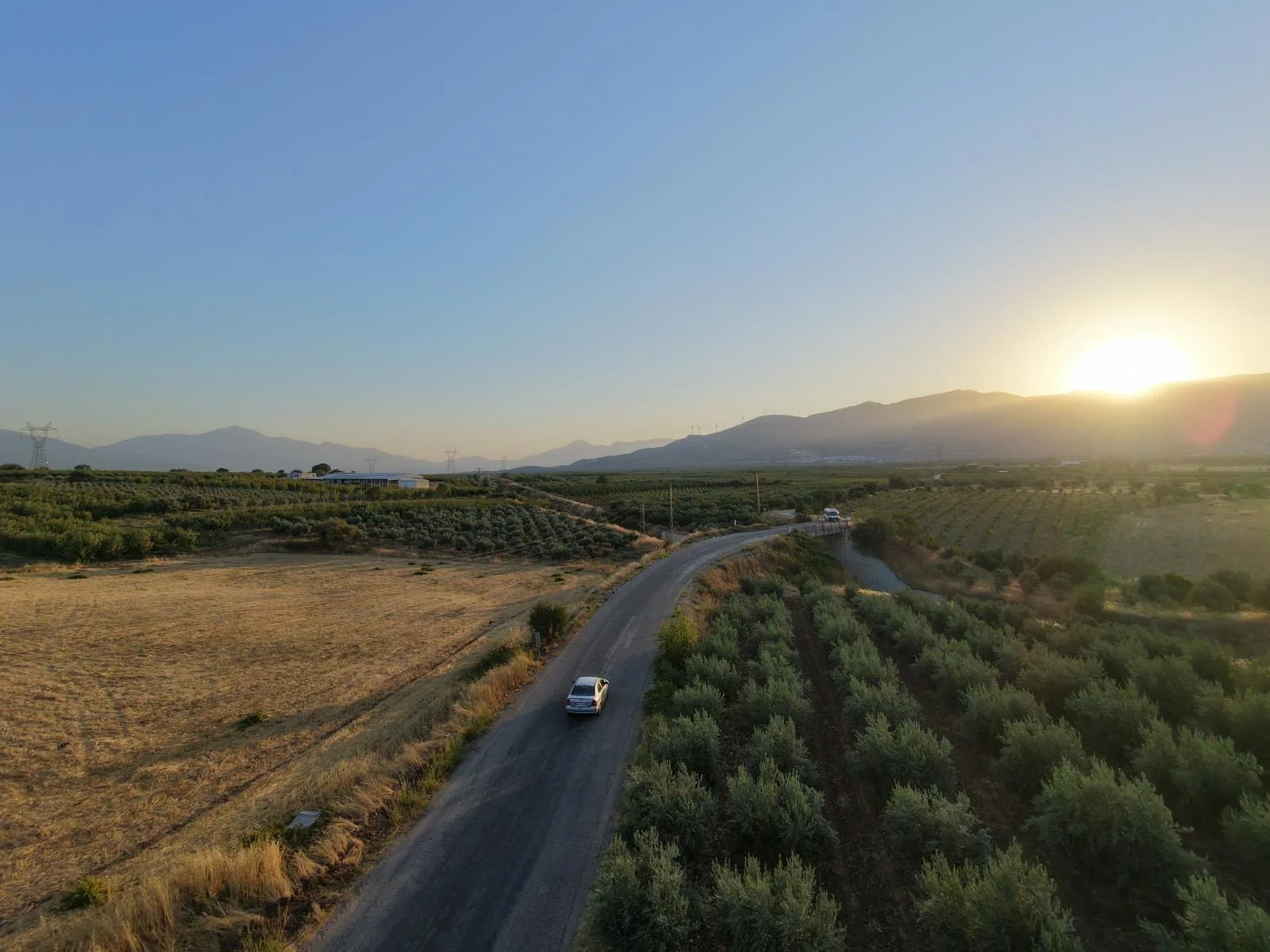 SANCAKLIBOZKÖY’DE İZMİR OTOBANI VE TURGUTLU YOLU ARASINDA SATILIK TARLA