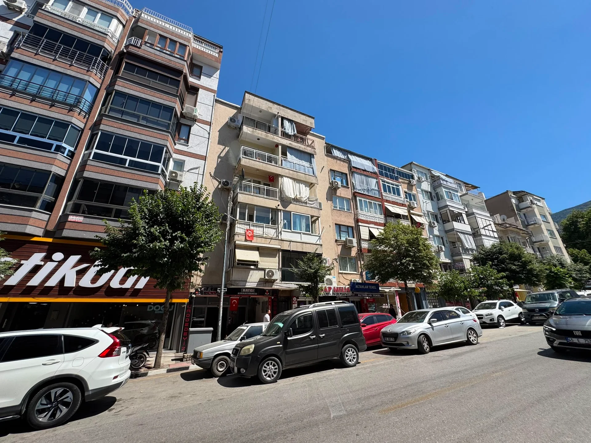 SULTAN CAMİİ KARŞISI İZMİR CADDESİ ÜZERİ SATILIK 3+1 DAİRE